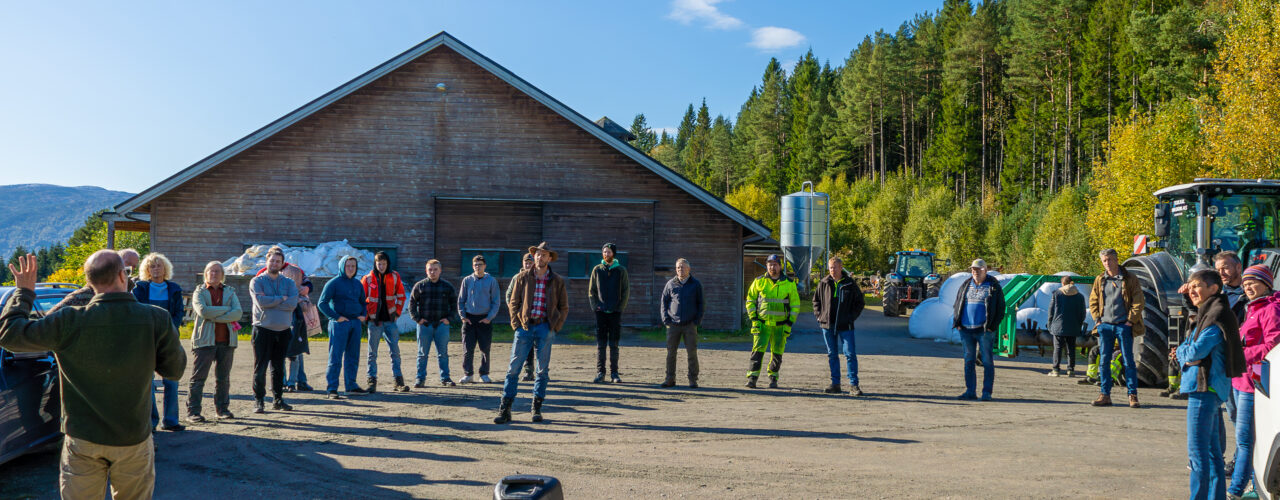 Forskning på gårdsnivå: På Tingvoll gard produseres det både melk og biogass samtidig som man tester ut mange forskjellige metoder for å måle og begrense klimagassutslipp. Dette betyr mye prøving og feiling som kan komme gårdbrukere og studenter til gode, som slipper å gjøre de samme feilene om igjen. Dette var utgangspunktet for det nylig avholdte fjøsmøtet på gården. (Foto: Vegard Botterli)